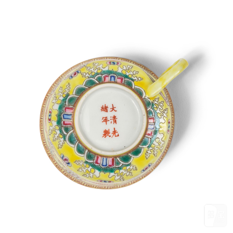 清光緒 黃地粉彩「萬壽無疆」盃碟一套 「大清光緒年製」款 | TASSE ET SOUCOUPE EN PORCELAINE DE LA FAMILLE ROSE À FOND JAUNE - 图5